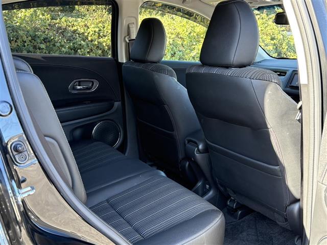 ヴェゼル ハイブリッドＺ　ＢＬＵＥＴＯＯＴＨ　Ｒカメ　スマキー　ワンオーナー　ＬＥＤランプ　シ－トヒ－タ－　サイドカーテンエアバック　運転席助手席エアバッグ　ＶＳＡ　パワーステアリング　フルオートエアコン　キーフリ　ナビＴＶ（16枚目）