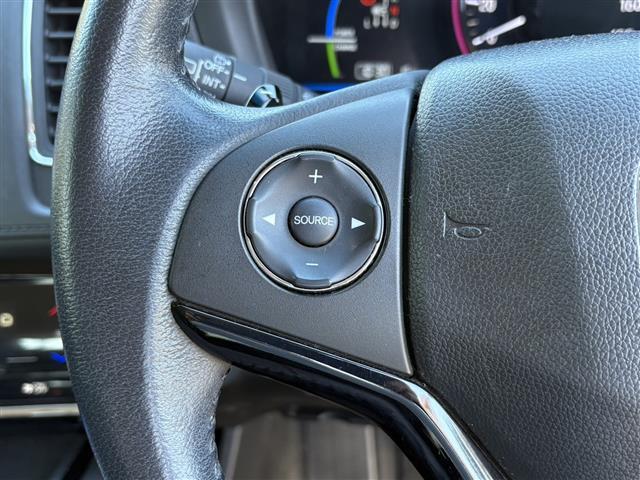 ヴェゼル ハイブリッドＺ　ＢＬＵＥＴＯＯＴＨ　Ｒカメ　スマキー　ワンオーナー　ＬＥＤランプ　シ－トヒ－タ－　サイドカーテンエアバック　運転席助手席エアバッグ　ＶＳＡ　パワーステアリング　フルオートエアコン　キーフリ　ナビＴＶ（25枚目）