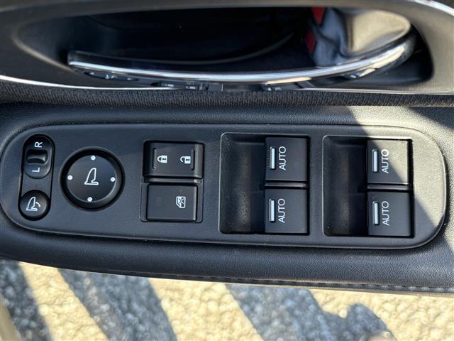 ヴェゼル ハイブリッドＺ　ＢＬＵＥＴＯＯＴＨ　Ｒカメ　スマキー　ワンオーナー　ＬＥＤランプ　シ－トヒ－タ－　サイドカーテンエアバック　運転席助手席エアバッグ　ＶＳＡ　パワーステアリング　フルオートエアコン　キーフリ　ナビＴＶ（35枚目）