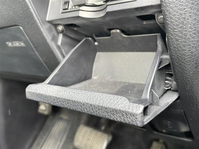 ヴォクシー ＺＳ　煌　フリップダウンモニター／純正ＳＤナビ／フルセグ／バックカメラ／衝突被害軽減ブレーキ／レーンキープアシスト／クルーズコントロール／ＥＴＣ／オートマチックハイビーム／両側パワースライドドア（19枚目）