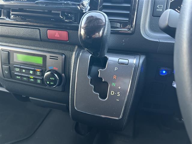 ハイエースバン スーパーGL ダークプライムII 禁煙車/4WD/ワンオーナー/社外ナビ/全方位カメラ/フルセグTV/両側イージークローザー/レーンキープアシスト/衝突軽減ブレーキ/コーナーセンサー/社外フロアマット/ETC/ドライブレコーダー(11枚目)