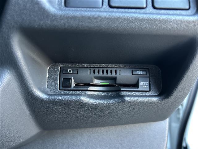 ハイエースバン スーパーGL ダークプライムII 禁煙車/4WD/ワンオーナー/社外ナビ/全方位カメラ/フルセグTV/両側イージークローザー/レーンキープアシスト/衝突軽減ブレーキ/コーナーセンサー/社外フロアマット/ETC/ドライブレコーダー(17枚目)