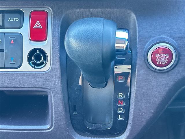 Ｎ－ＯＮＥ プレミアム　禁煙車　純正ナビ　衝突被害軽減システム　ＢＳＭ　バックカメラ　フォグランプ　プッシュスタート　スマートキー　純正フロアマット　純正アルミホイール　ベンチシート　ドアバイザー　Ｂｌｕｅｔｏｏｔｈ　ＤＶＤ（9枚目）