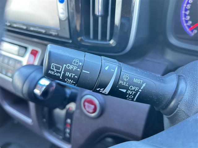 Ｎ－ＯＮＥ プレミアム　禁煙車　純正ナビ　衝突被害軽減システム　ＢＳＭ　バックカメラ　フォグランプ　プッシュスタート　スマートキー　純正フロアマット　純正アルミホイール　ベンチシート　ドアバイザー　Ｂｌｕｅｔｏｏｔｈ　ＤＶＤ（12枚目）