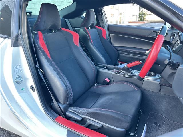 86 GT 禁煙車/社外SDナビ/バックカメラ/社外マフラー(TRD)/フルセグTV/純正17インチアルミホイール/純正フロアマット/プッシュスタート/ハロゲンヘッドライト/保証書・記録簿/取扱説明書(14枚目)