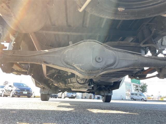 キャリイトラック KC 禁煙車/パートタイム4WD/ワンオーナー/ラジオ(FM・AM)/純正フロアマット/夏タイヤ積込(145.6PR.R12)/リモコンキー/ドアバイザー/ハロゲンヘッドライト/保証書・記録簿/取扱説明書(42枚目)