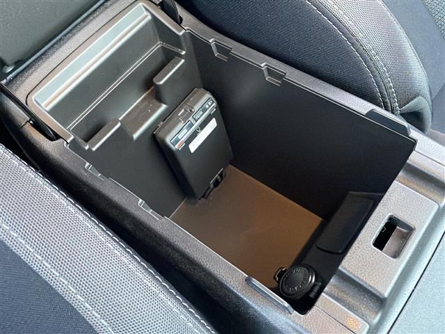 インプレッサスポーツ 2.0i-Sアイサイト 禁煙車 4WD TRDエアロ 純正ナビ アイサイト プッシュスタート スマートキー×2 デイライト ETC MTモード付(パドルシフト有) LEDヘッドライト 純正フロアマット 純正アルミホイール(19枚目)