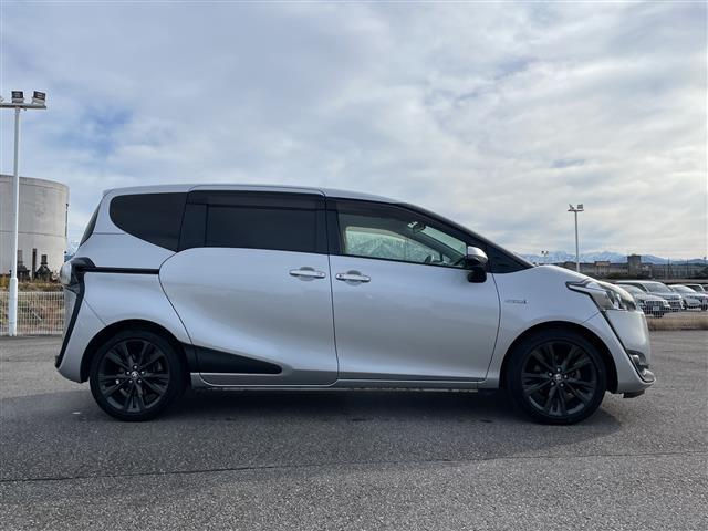 シエンタ ハイブリッドＧ　社外ＳＤナビ　フルセグＴＶ　Ｂｌｕｅｔｏｏｔｈ　ＤＶＤ　ＣＤ　ＵＳＢ　後席モニター　バックカメラ　両側パワースライドドア　ビルトインＥＴＣ　純正１７インチアルミホイール　純正フロアマット　スマートキー（32枚目）