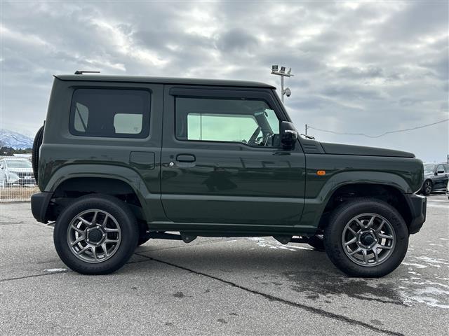 ジムニー XC クルーズコントロール 前席シートヒーター LEDヘッドライト フォグランプ ヘッドライトウォッシャー レーンキープアシスト 純正ア16インチルミホイール スマートキー オートライト 純正フロアマット(35枚目)