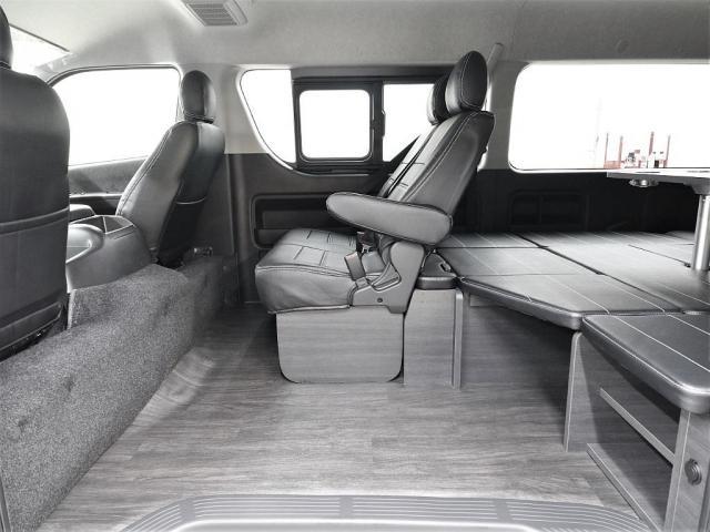 ハイエースワゴン ＧＬ　新車　Ｒｅｌａｘｉｎｇ内装架装　寒冷地仕様　デジタルインナーミラー　パノラミックビューモニター　片側自動スライドドア（ガラス固定）　ＬＥＤヘッドランプ　ＢＩＧ－Ｘ　後席モニター　センターテーブル（8枚目）