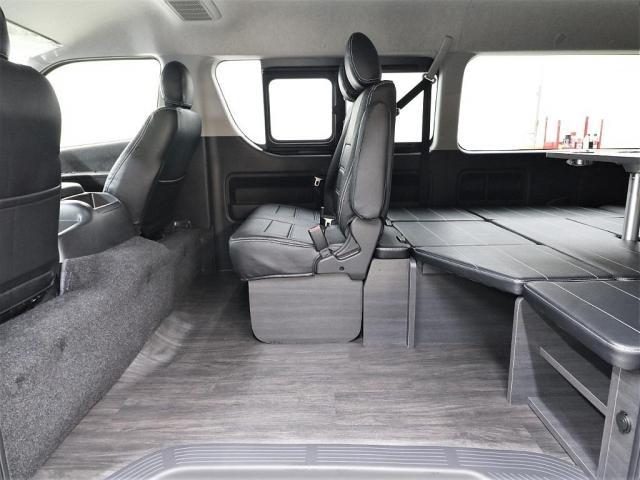 ハイエースワゴン ＧＬ　新車　Ｒｅｌａｘｉｎｇ内装架装　寒冷地仕様　デジタルインナーミラー　パノラミックビューモニター　片側自動スライドドア（ガラス固定）　ＬＥＤヘッドランプ　ＢＩＧ－Ｘ　後席モニター　センターテーブル（9枚目）