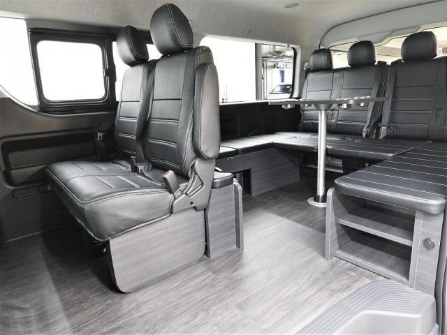ハイエースワゴン ＧＬ　新車　Ｒｅｌａｘｉｎｇ内装架装　寒冷地仕様　デジタルインナーミラー　パノラミックビューモニター　片側自動スライドドア（ガラス固定）　ＬＥＤヘッドランプ　ＢＩＧ－Ｘ　後席モニター　センターテーブル（12枚目）