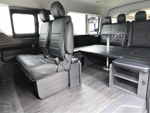 ハイエースワゴン ＧＬ　新車　Ｒｅｌａｘｉｎｇ内装架装　寒冷地仕様　デジタルインナーミラー　パノラミックビューモニター　片側自動スライドドア（ガラス固定）　ＬＥＤヘッドランプ　ＢＩＧ－Ｘ　後席モニター　センターテーブル（13枚目）