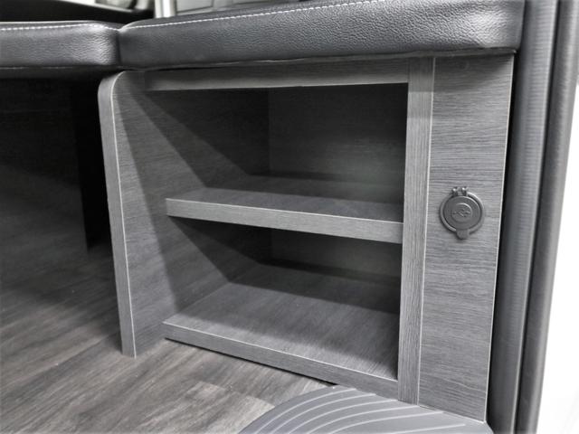 ハイエースワゴン ＧＬ　新車　Ｒｅｌａｘｉｎｇ内装架装　寒冷地仕様　デジタルインナーミラー　パノラミックビューモニター　片側自動スライドドア（ガラス固定）　ＬＥＤヘッドランプ　ＢＩＧ－Ｘ　後席モニター　センターテーブル（17枚目）