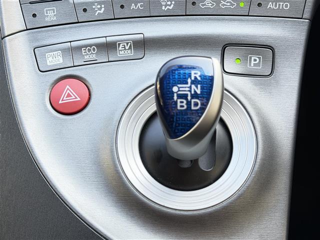 プリウス S 17インチ社外ホイール(HRS)/ナビ/NSCP-W64/CD/DVD/BT/SD/ワンセグTV/バックカメラ/ETC/前方ドライブレコーダー/オートライト/スマートキー/電動格納ミラー(12枚目)