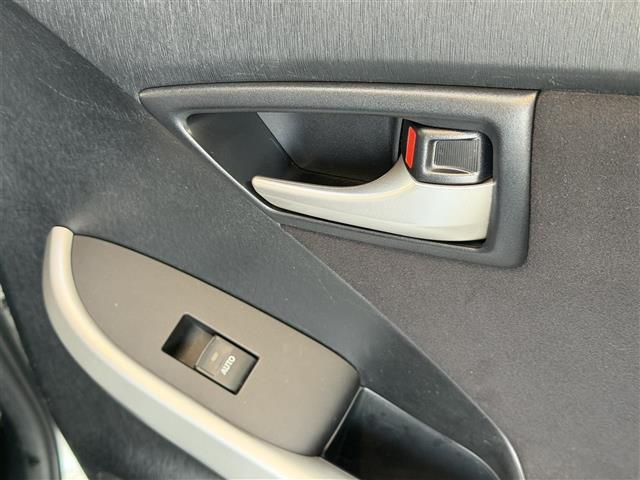 プリウス S 17インチ社外ホイール(HRS)/ナビ/NSCP-W64/CD/DVD/BT/SD/ワンセグTV/バックカメラ/ETC/前方ドライブレコーダー/オートライト/スマートキー/電動格納ミラー(16枚目)