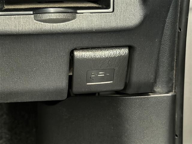 プリウス S 17インチ社外ホイール(HRS)/ナビ/NSCP-W64/CD/DVD/BT/SD/ワンセグTV/バックカメラ/ETC/前方ドライブレコーダー/オートライト/スマートキー/電動格納ミラー(18枚目)