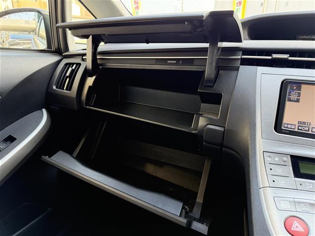 プリウス S 17インチ社外ホイール(HRS)/ナビ/NSCP-W64/CD/DVD/BT/SD/ワンセグTV/バックカメラ/ETC/前方ドライブレコーダー/オートライト/スマートキー/電動格納ミラー(19枚目)