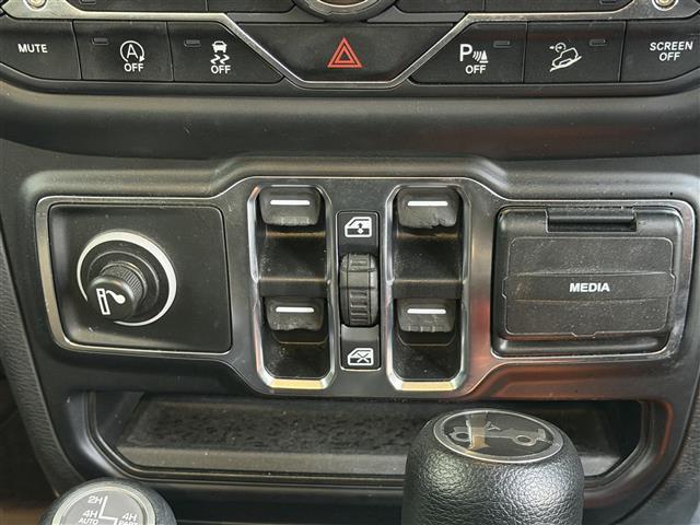 ジープ・ラングラーアンリミテッド スポーツ　／ワンオーナー☆純正ディスプレイオーディオ（ＢＴ／ＵＳＢ）／バックカメラ／サイドカメラ／レーダークルーズコントロール／ＥＴＣ／アイドリングストップ／コーナーセンサー／スマートキー（13枚目）