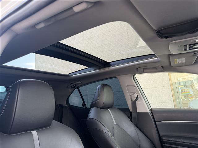 カムリ ＷＳレザーパッケージ　／ワンオーナー／純正メーカーナビ（ＢＴ／Ｍｉｒａｃａｓｔ）／バックカメラ／ＧＲエアロ／フロント／サイド／リア／リアアンダー／ＴＲＤマフラー／サンルーフ☆／ルレザーシート／前席パワーシート（3枚目）