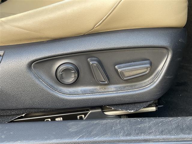 クラウンハイブリッド Ｇ－エグゼクティブ　純正ナビ／ＣＤ／ＤＶＤ／ＢＴ／ＡＵＸ／ＵＳＢ／フルセグＴＶ／全周囲カメラ／ＥＴＣ／衝突軽減ブレーキ／前後コーナーセンサー／レーダークルーズコントロール／ブラインドスポットモニター／純正フロアマット（22枚目）