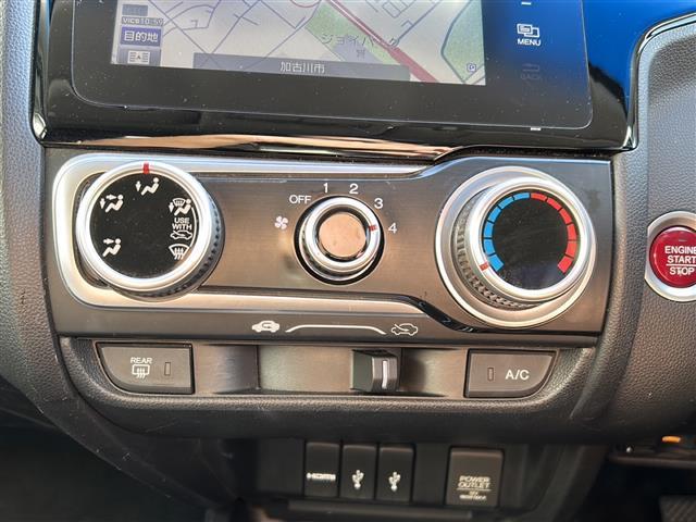 フィット 13G・Fパッケージ 取扱説明書 保証書 純正ナビ プッシュスタートアイドリングストップ スマートキー×2 ビルトインETC 純正フロアマット ステアリングリモコン(12枚目)