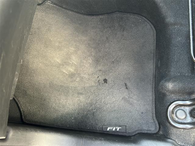 フィット 13G・Fパッケージ 取扱説明書 保証書 純正ナビ プッシュスタートアイドリングストップ スマートキー×2 ビルトインETC 純正フロアマット ステアリングリモコン(19枚目)