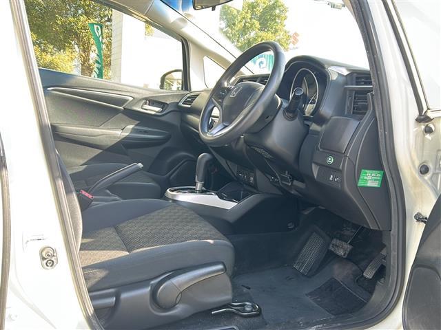 フィット 13G・Fパッケージ 取扱説明書 保証書 純正ナビ プッシュスタートアイドリングストップ スマートキー×2 ビルトインETC 純正フロアマット ステアリングリモコン(20枚目)