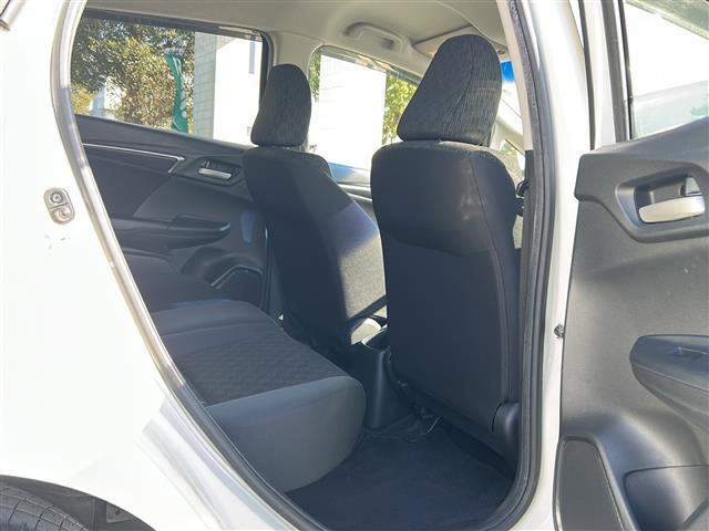 フィット 13G・Fパッケージ 取扱説明書 保証書 純正ナビ プッシュスタートアイドリングストップ スマートキー×2 ビルトインETC 純正フロアマット ステアリングリモコン(22枚目)