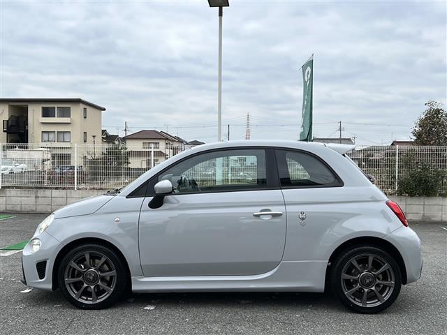 アバルト５９５ ベースグレード　取扱説明書　保証書　純正ナビ（ＡＭ／ＦＭ／Ｂｌｕｅｔｏｏｔｈ／ＵＳＢ）　パドルシフト　リモコンキー　純正フロアマット　純正アルミホイール　ＥＴＣ（28枚目）