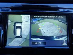 【アラウンドビューモニター】上空から見下ろしたような映像をナビ画面に映し出し周囲の状況を確認しながらの走行、駐車が可能となっております！ 4