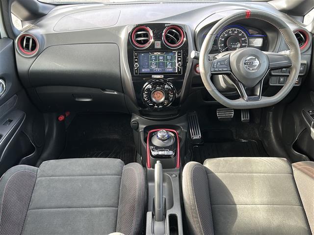 ノート e-パワーニスモ ワンオーナー 全方位カメラ デジタルインナーミラー 純正7型ナビ 前後コーナーセンサー LEDヘッドライト レーンキープアシスト 衝突被害軽減ブレーキ オートライト 純正フロアマット ドラレコ ETC(2枚目)