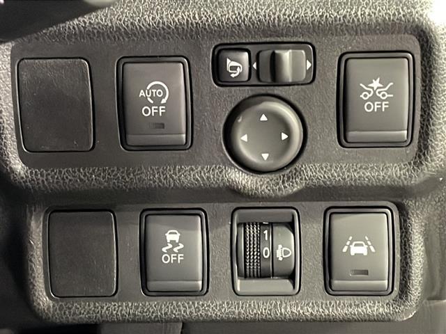 ノート X Vセレクション ワンオーナー 純正7型ナビ 全方位カメラ HIDオートライト 社外14インチアルミホイール アイドリングストップ 横滑り防止装置 レーンキープアシスト 衝突被害軽減ブレーキ 前後コーナーセンサー(11枚目)