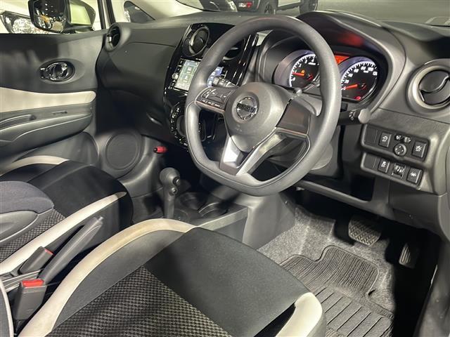 ノート X Vセレクション ワンオーナー 純正7型ナビ 全方位カメラ HIDオートライト 社外14インチアルミホイール アイドリングストップ 横滑り防止装置 レーンキープアシスト 衝突被害軽減ブレーキ 前後コーナーセンサー(17枚目)