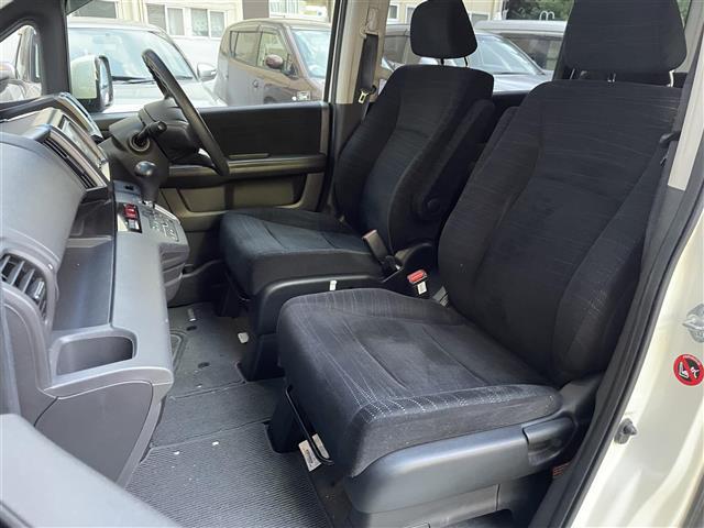 ステップワゴン Ｌ　☆純正ナビ（ＡＭ／ＦＭ／ＣＤ／ＤＶＤ／ＵＳＢ／フルセグＴＶ）☆フリップダウンモニター☆パーキングアシスト☆純正フロアマット☆ドライブレコーダー前（ＳＤ無し）☆オートライト☆フォグランプ（6枚目）