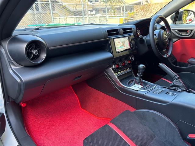 GR86 RZ ・純正ナビ・Bluetooth・TV(フルセグ)・AM/FM・USB・iPod・SD・DISC・ハンズフリー・クルーズコントロール・オートライト・電動格納ミラー・横すべり防止(4枚目)