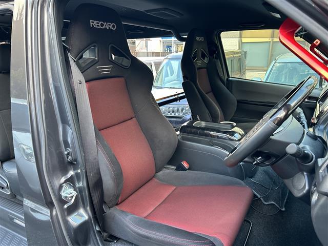 ハイエースバン スーパーＧＬ　ダークプライムＩＩ　【ワンオーナー】☆登録時距離１５１８８ｋｍ！！！！☆純正ナビ／フルセグＴＶ／ＣＤ／ＤＶＤ／ＢＴＡ／ＳＤ☆全方位カメラ☆前席社外レカロシート☆両側パワースライドドア☆ベッドキット☆クルー（4枚目）