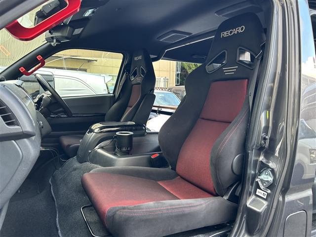 ハイエースバン スーパーＧＬ　ダークプライムＩＩ　【ワンオーナー】☆登録時距離１５１８８ｋｍ！！！！☆純正ナビ／フルセグＴＶ／ＣＤ／ＤＶＤ／ＢＴＡ／ＳＤ☆全方位カメラ☆前席社外レカロシート☆両側パワースライドドア☆ベッドキット☆クルー（6枚目）
