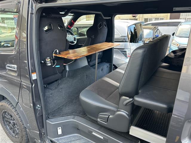 ハイエースバン スーパーＧＬ　ダークプライムＩＩ　【ワンオーナー】☆登録時距離１５１８８ｋｍ！！！！☆純正ナビ／フルセグＴＶ／ＣＤ／ＤＶＤ／ＢＴＡ／ＳＤ☆全方位カメラ☆前席社外レカロシート☆両側パワースライドドア☆ベッドキット☆クルー（9枚目）