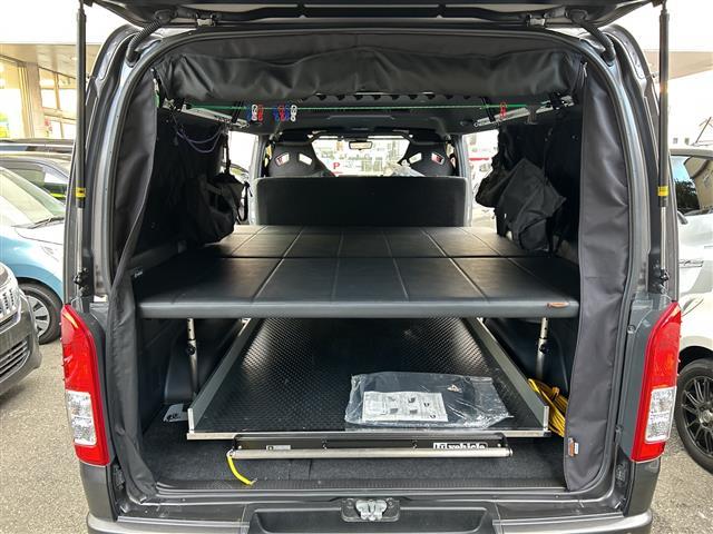 ハイエースバン スーパーＧＬ　ダークプライムＩＩ　【ワンオーナー】☆登録時距離１５１８８ｋｍ！！！！☆純正ナビ／フルセグＴＶ／ＣＤ／ＤＶＤ／ＢＴＡ／ＳＤ☆全方位カメラ☆前席社外レカロシート☆両側パワースライドドア☆ベッドキット☆クルー（12枚目）