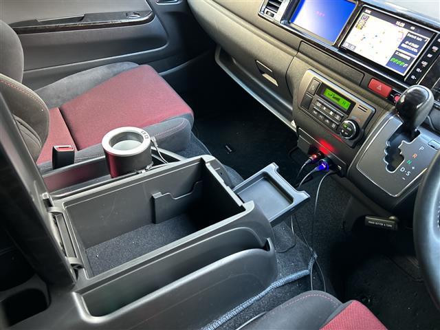 ハイエースバン スーパーＧＬ　ダークプライムＩＩ　【ワンオーナー】☆登録時距離１５１８８ｋｍ！！！！☆純正ナビ／フルセグＴＶ／ＣＤ／ＤＶＤ／ＢＴＡ／ＳＤ☆全方位カメラ☆前席社外レカロシート☆両側パワースライドドア☆ベッドキット☆クルー（22枚目）