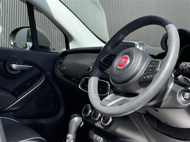 ５００Ｘ クロス　Ｕｃｏｎｎｅｃｔ　ＣａｒＰｌａｙ　ＡＣＣ　　レーンキープ　黒革シート　ＰＷシート　シートヒーター　ＬＥＤヘッドライト　パークセンサー　バックカメラ　ＵＳＢ　ルーフレール　純正前後ドライブレコーダー（6枚目）