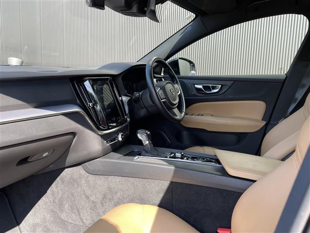 Ｖ６０ Ｔ５　モメンタム　茶革シート／インテリセーフ／ＡＣＣ／衝突軽減Ｂ／ＬＫＡ／ＢＬＩＳ／パーキングアシスト／純正ナビＴＶ／Ｂカメラ／ＣａｒＰｌａｙ／パワーシート／ヒーター／パワーバックＤ／スマートキー／純正１７ＡＷ／ＬＥＤ（12枚目）