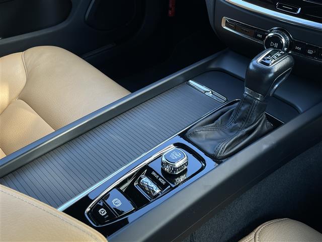 Ｖ６０ Ｔ５　モメンタム　茶革シート／インテリセーフ／ＡＣＣ／衝突軽減Ｂ／ＬＫＡ／ＢＬＩＳ／パーキングアシスト／純正ナビＴＶ／Ｂカメラ／ＣａｒＰｌａｙ／パワーシート／ヒーター／パワーバックＤ／スマートキー／純正１７ＡＷ／ＬＥＤ（29枚目）