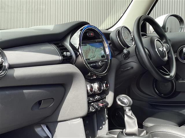 MINI クーパーD サザーク ナビPKG ペッパーPKG 黒革シート シートヒーター MINIエキサイトメントパッケージ レインセンサー 純正ラバーマット 純正ドラレコ アンビエントライト コンパートメントPKG ETC(8枚目)