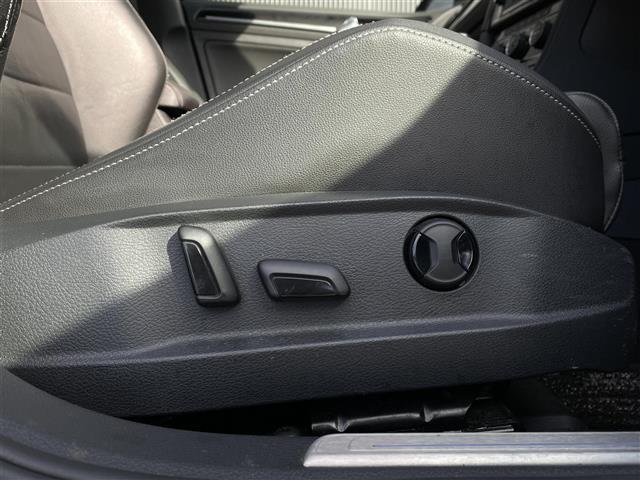 ゴルフＲ ベースグレード　Ｒ専用エクステリア　クロームデュアルツインエキゾーストパイプ　純正１８インチＡＷ　純ナビＤｉｓｃｏｖｅｒＰｒｏ　黒革シート　コーナーセンサー　Ｐシート（Ｄ席）　シートヒーター（Ｄ席／Ｎ席）　ＥＴＣ（9枚目）