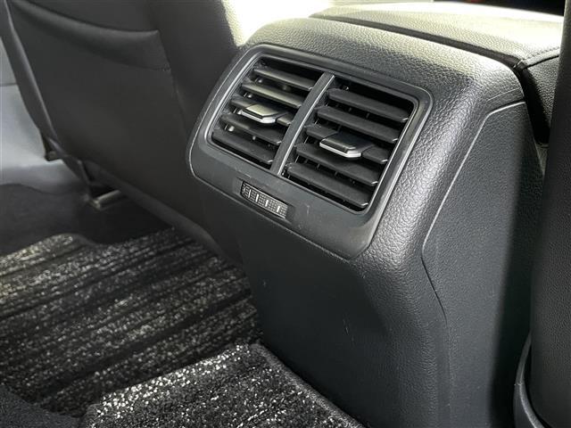 ゴルフＲ ベースグレード　Ｒ専用エクステリア　クロームデュアルツインエキゾーストパイプ　純正１８インチＡＷ　純ナビＤｉｓｃｏｖｅｒＰｒｏ　黒革シート　コーナーセンサー　Ｐシート（Ｄ席）　シートヒーター（Ｄ席／Ｎ席）　ＥＴＣ（11枚目）