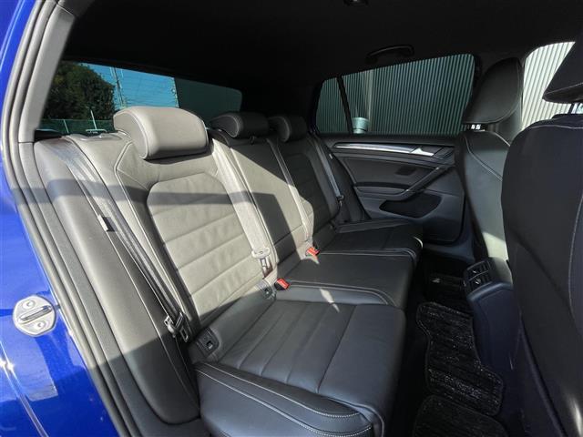 ゴルフＲ ベースグレード　Ｒ専用エクステリア　クロームデュアルツインエキゾーストパイプ　純正１８インチＡＷ　純ナビＤｉｓｃｏｖｅｒＰｒｏ　黒革シート　コーナーセンサー　Ｐシート（Ｄ席）　シートヒーター（Ｄ席／Ｎ席）　ＥＴＣ（12枚目）