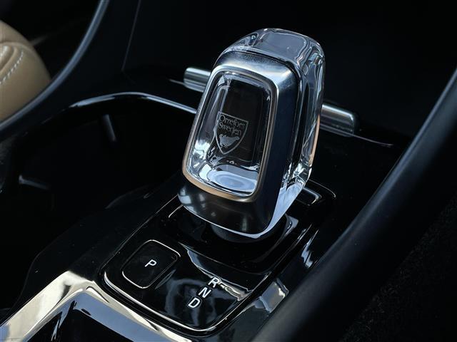 XC40 T4 AWD インスクリプション レザーシート クリスタルノブ 純正ナビ(AM/FM/BT/TV) harman/kardonサウンドACCLKA BSM 360°カメラ CarPlay 全席シートヒーター Pシート(D席/N席)禁煙(6枚目)