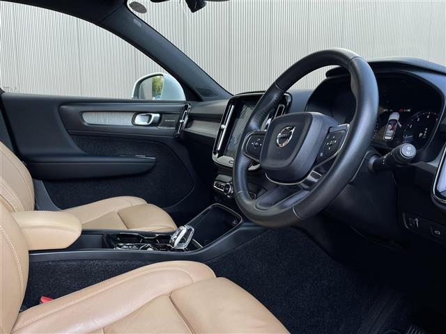 XC40 T4 AWD インスクリプション レザーシート クリスタルノブ 純正ナビ(AM/FM/BT/TV) harman/kardonサウンドACCLKA BSM 360°カメラ CarPlay 全席シートヒーター Pシート(D席/N席)禁煙(7枚目)